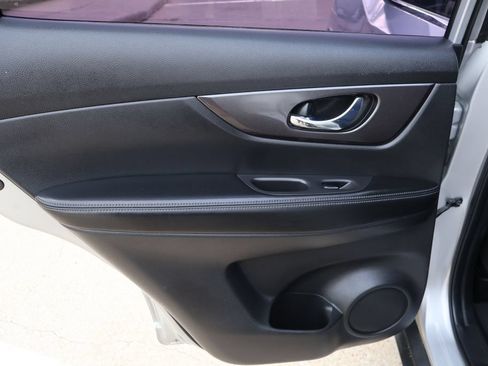 Used 2016 Nissan Rogue S FWD image 11