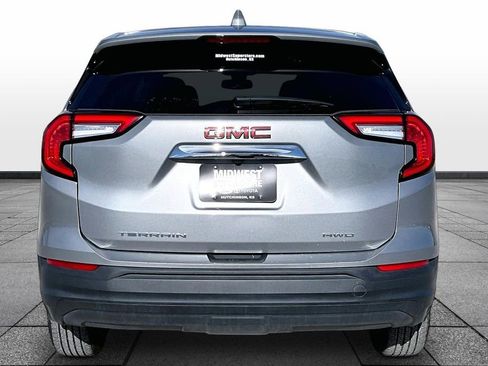 Used 2024 GMC Terrain SLE image 4