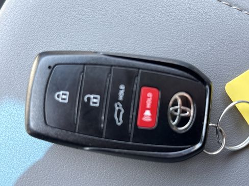 Used 2024 Toyota Venza XLE AWD/4WD image 29