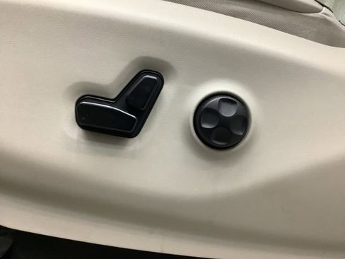 Used 2019 Chrysler Pacifica Limited image 16