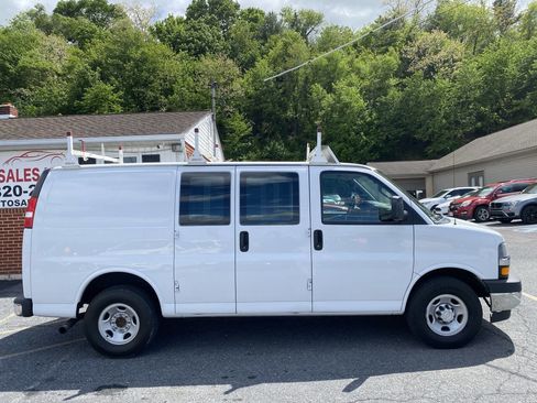 Used 2018 Chevrolet Express 2500 w/ Driver Convenience Package RWD image 10