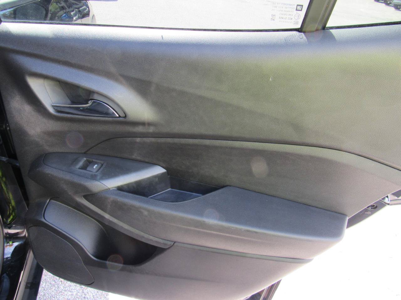 Used 2025 Chevrolet Trax LT FWD image 34