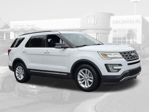 Used 2017 Ford Explorer XLT FWD image 4