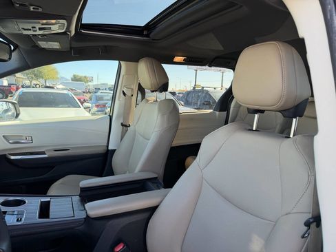 Used 2021 Toyota Sienna XLE image 23