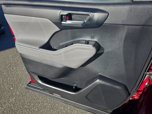 Used 2023 Toyota Highlander XLE image 34