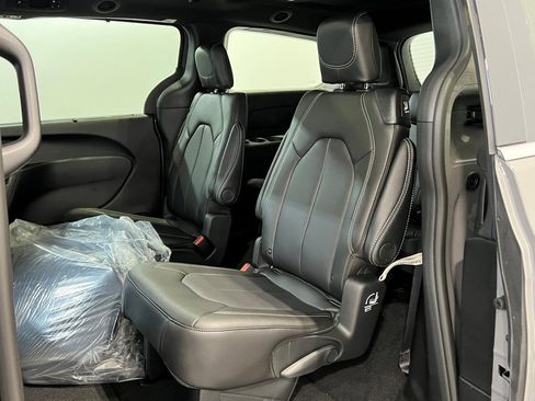 New 2025 Chrysler Pacifica Select image 11