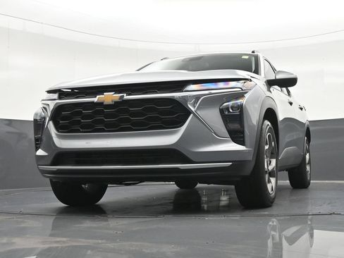 Used 2025 Chevrolet Trax LT FWD image 32