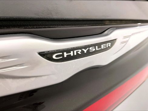 Used 2023 Chrysler Pacifica Touring-L image 7