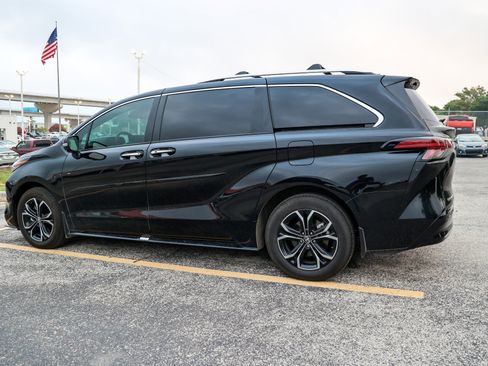 Used 2025 Toyota Sienna Platinum AWD/4WD image 10
