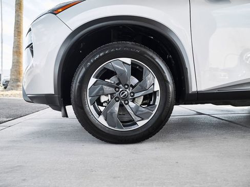 Used 2024 Nissan Rogue SV FWD image 3