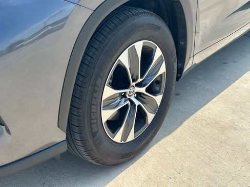 Used 2025 Toyota Highlander XLE FWD image 9