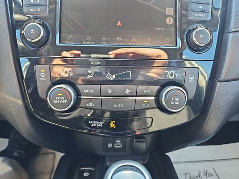 Used 2020 Nissan Rogue SV w/ Premium Package image 28