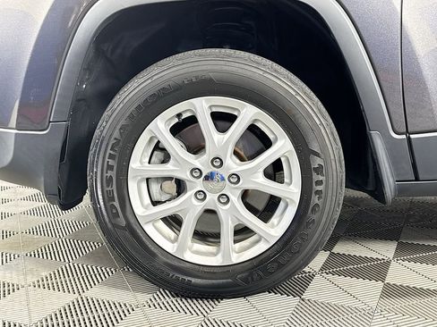 Used 2018 Jeep Cherokee Latitude Plus w/ Comfort/Convenience Group AWD/4WD image 25