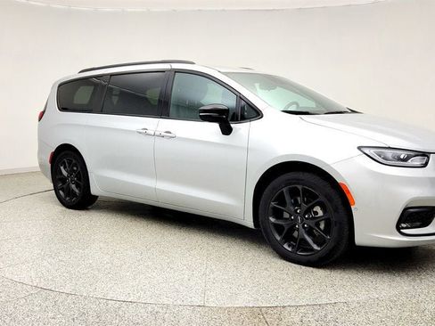 Used 2024 Chrysler Pacifica Touring-L w/ S Appearance Package AWD/4WD image 3