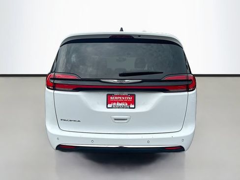 Used 2024 Chrysler Pacifica Touring-L FWD image 7