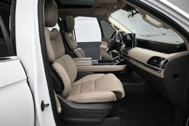 Certified 2023 Lincoln Navigator Reserve RWD image 33