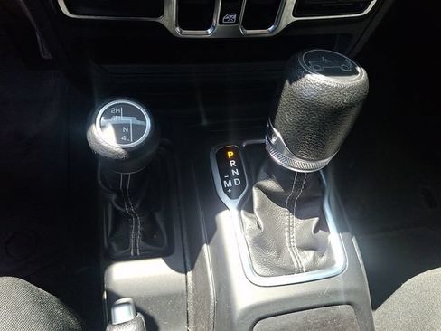 Used 2018 Jeep Wrangler Unlimited Sahara AWD/4WD image 14