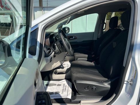Used 2022 Chrysler Voyager LX image 13