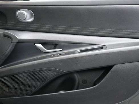 Certified 2025 Hyundai Elantra SE image 11