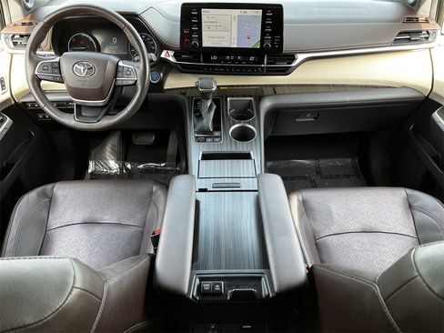 Used 2021 Toyota Sienna Platinum image 9