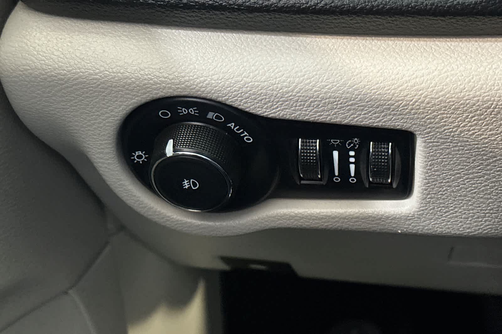 Used 2024 Chrysler Pacifica Limited FWD image 46