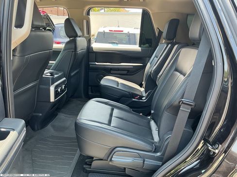 Used 2024 Ford Expedition XLT RWD image 9