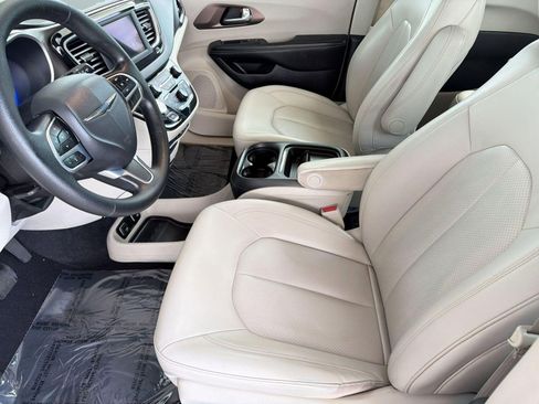 Used 2021 Chrysler Voyager Lxi FWD image 5