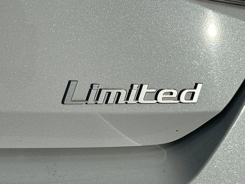Used 2025 Hyundai Elantra Limited FWD image 34