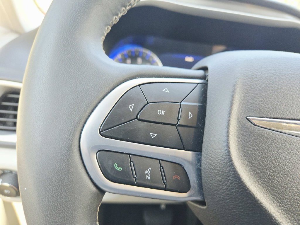 Used 2024 Chrysler Pacifica Touring-L FWD image 20