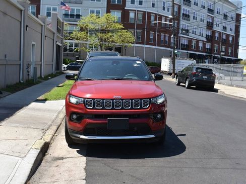 Used 2025 Jeep Compass Limited AWD/4WD image 3