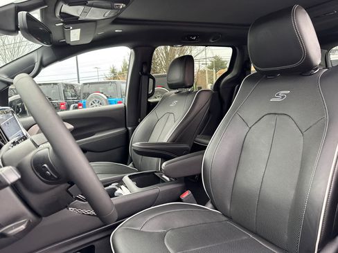 Used 2023 Chrysler Pacifica Limited w/ Uconnect Theater Family Group FWD image 13