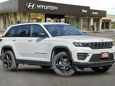 Used 2023 Jeep Grand Cherokee Altitude AWD/4WD image 2