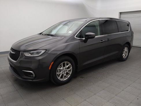 Used 2023 Chrysler Pacifica Touring-L FWD image 2