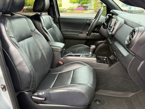 Used 2022 Toyota Tacoma TRD Off-Road w/ TRD Premium Off Road Package AWD/4WD image 14