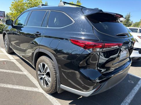 Used 2021 Toyota Highlander XLE AWD/4WD image 5