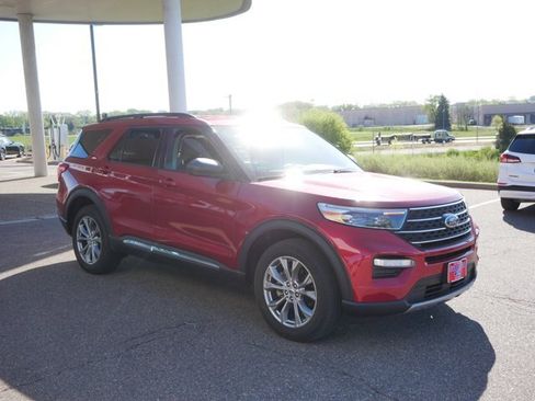 Certified 2022 Ford Explorer XLT w/ Equipment Group 202A AWD/4WD image 3