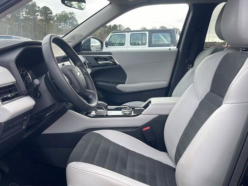 Used 2025 Mitsubishi Outlander SE image 13