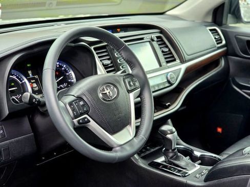 Used 2016 Toyota Highlander Limited image 11
