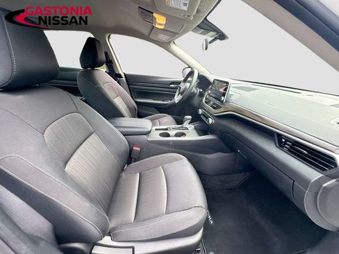 Used 2025 Nissan Altima 2.5 SV FWD image 35