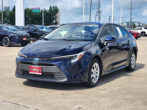 Certified 2025 Toyota Corolla LE FWD image 3