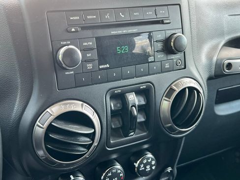 Used 2018 Jeep Wrangler Unlimited Sahara AWD/4WD image 16