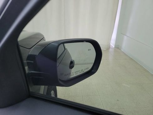 Used 2025 Chevrolet Traverse LT FWD image 6