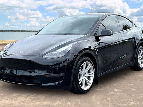 Used 2024 Tesla Model Y Long Range AWD/4WD image 1