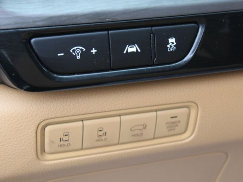 Used 2024 Kia Carnival EX image 25