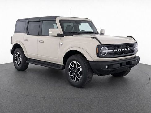 Used 2025 Ford Bronco Outer Banks AWD/4WD image 2