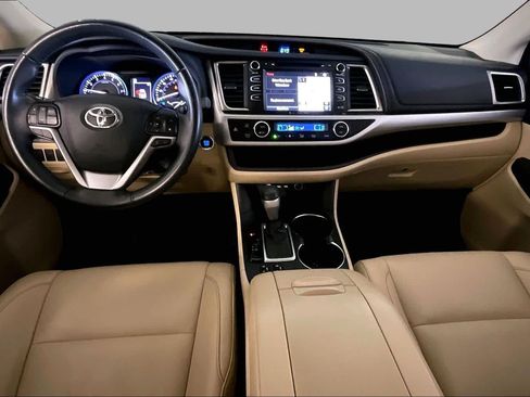 Used 2019 Toyota Highlander XLE FWD image 14