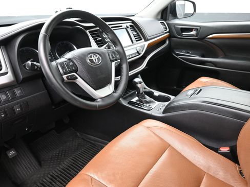 Used 2018 Toyota Highlander Limited Platinum image 10