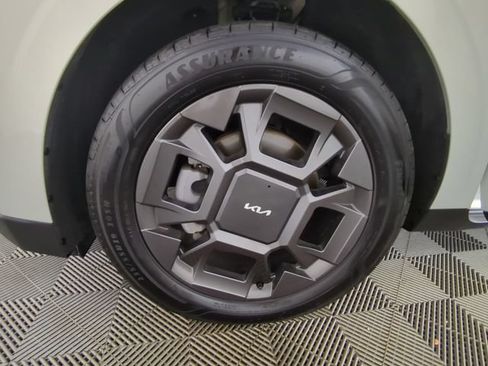 Used 2025 Kia Carnival EX FWD image 17
