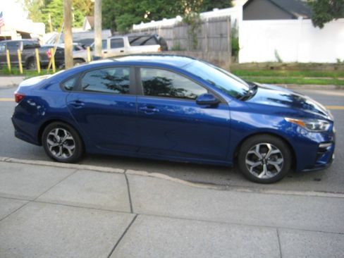 Used 2019 Kia Forte LXS FWD image 4