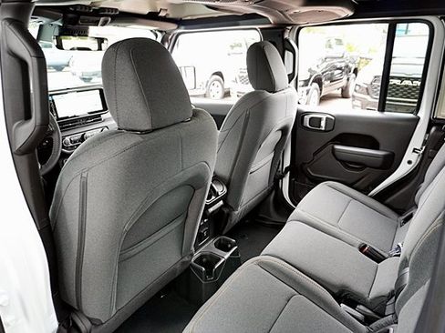 New 2025 Jeep Gladiator Willys image 24